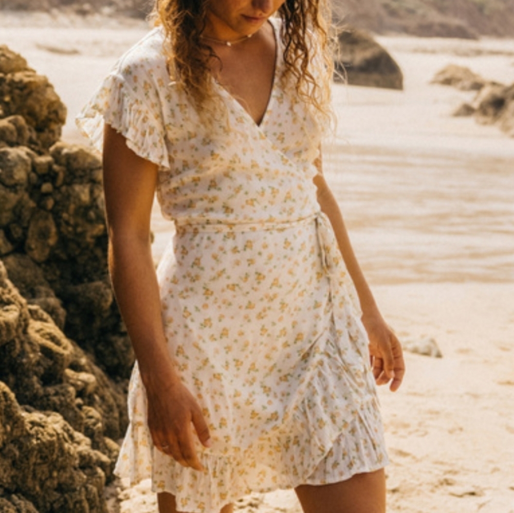 Billabong Wrap & Roll Woven Crinkle Dress Sz L Ruffles Flowers Beachy Summer.